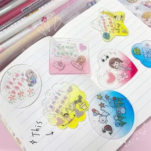 Gros plan sur des breloques en acrylique pailleté dégradé DIY en forme de cœur et d'étoile