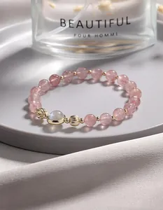 Elegantes Armband aus natürlichem Erdbeerquarz mit Mondsteindetail und goldfarbenen Abstandshaltern
