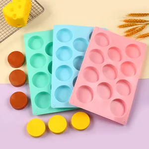 Detalle de moldes de silicona redondos de 12 cavidades para jabón y repostería