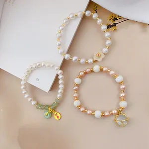 Vista dettagliata di tre eleganti bracciali con perline, perle e pietre occhio di gatto