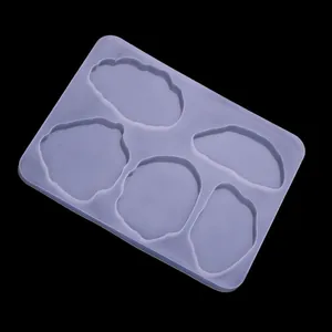 Vista dettagliata dello stampo in silicone viola a 5 cavità per sottobicchieri in resina