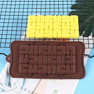 Vista dettagliata dello stampo in silicone marrone per blocchi e pezzo di fondente giallo