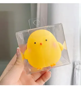 Vista detallada de una linda luz nocturna de pollito amarillo en una caja de regalo transparente