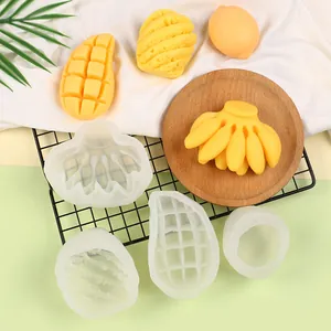 Vista detallada de moldes de silicona con forma de fruta con mango y plátano de cera
