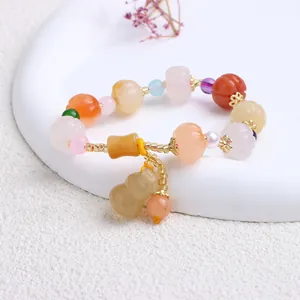 Detailansicht eines ethnischen Jinsi-Jade-Armbands mit Kürbisperlen und Kürbis-Anhänger