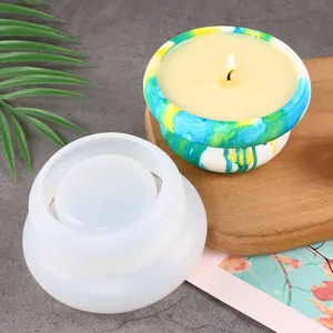 Vue détaillée du moule en silicone à côté d'une bougie marbrée colorée terminée