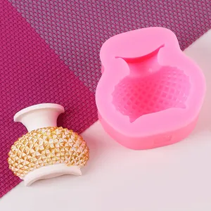 Detail der vasenförmigen Silikonform mit strukturiertem Gipsornament