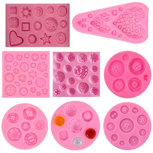 Collage dettagliato di vari stampi in silicone rosa a forma di bottone per decorazione torte