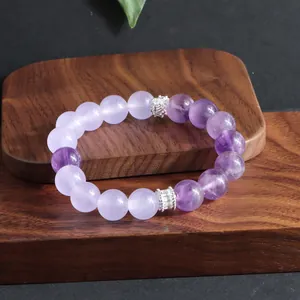 Vista macro detallada de la pulsera de cuentas de amatista natural con cristales plata