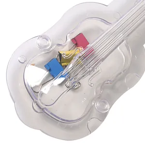 Detailaufnahme einer klaren gitarrenförmigen 3D-Schokoladen- und Süßigkeitenform