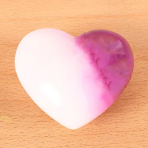 Close-up van een glanzend roze en wit verloop hars hart decor op houten ondergrond