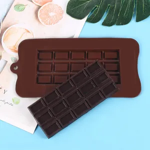 Vista dettagliata di uno stampo in silicone marrone con motivo a blocchi per barrette di cioccolato