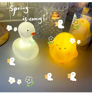 Primer plano de lindas luces nocturnas de pollitos y patos en un dormitorio acogedor