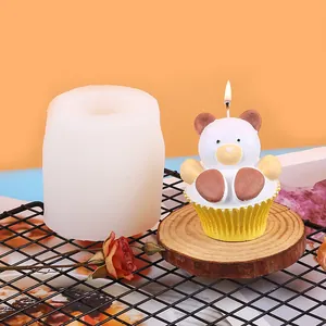 Gedetailleerd beeld van beer cupcake siliconen mal met een afgewerkte kaars.