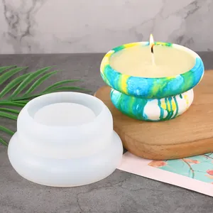 Moule en silicone pour pots de succulentes et bougies DIY à côté du produit fini
