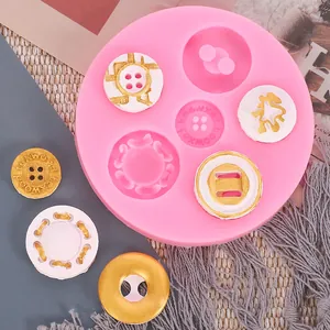 Vista dettagliata dello stampo in silicone a forma di bottone rosa con bottoni in fondente.