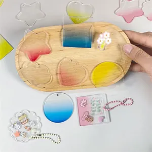 Vue détaillée de divers breloques de porte-clés Guka en acrylique pailleté dégradé