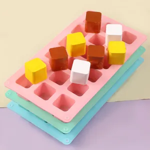 Detalle del molde de silicona cuadrado de 15 cavidades con cubos de jabón de colores