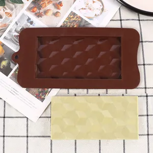 Vista dettagliata dello stampo geometrico per cioccolato con barretta esagonale.