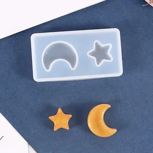 Vista detallada del molde de silicona DIY con colgantes de resina de estrella y luna