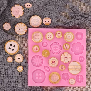 Vista dettagliata dello stampo in silicone rosa per bottoni con decorazioni per torte.