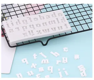 Vista dettagliata dello stampo in silicone per lettere gotiche con decorazioni