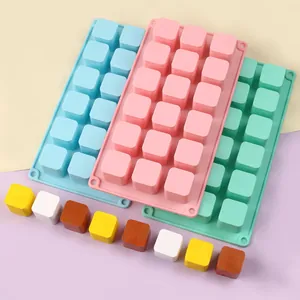 Tres moldes cuadrados de silicona de 15 cavidades con cubos de colores acabados