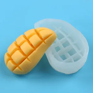 Vista detallada del molde de silicona con forma de mango y textura de fruta