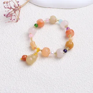Detailansicht eines Naturjade-Armbands mit Kürbisperlen und einem Kürbis-Anhänger.
