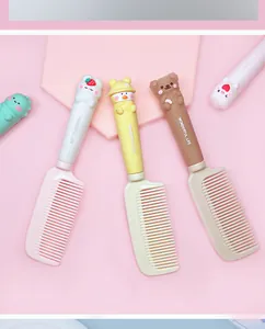 Detailweergave van de schattige 3D-dierengrepen op pastelroze massage haarkammen voor dames