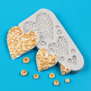 Dettaglio dello stampo in silicone con cuori e bottoni per la decorazione di torte fai-da-te