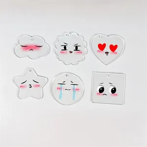 Vue détaillée de breloques en acrylique transparent aux formes et visages kawaii mignons