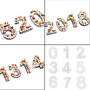 Vista dettagliata degli stampi per torte a forma di numeri per compleanni e feste.