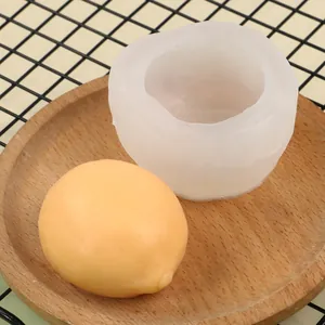 Vista detallada de un molde de silicona realista con forma de limón y muestra de cera