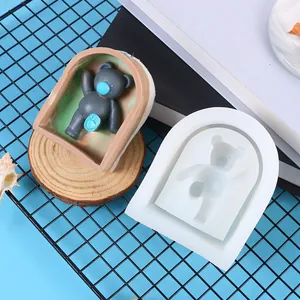 Detailweergave van de siliconen mal voor berenmuffins met een afgewerkt monster.