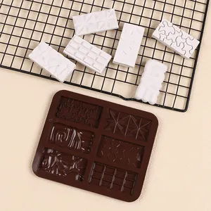 Vista dettagliata dello stampo in silicone marrone con motivi geometrici e scritta LOVE