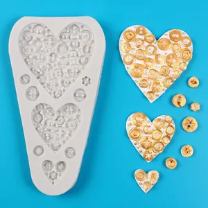Vista dettagliata dello stampo in silicone a cuore con vari motivi a bottoni DIY