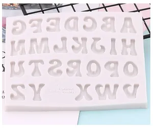 Dettaglio di uno stampo in silicone bianco con alfabeto per pasticceria fai-da-te