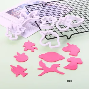 Vielfältige Keksformen aus Kunststoff in Einhorn- und Flamingoform mit rosa Teigausschnitten.