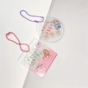 Gros plan de porte-clés Guka en acrylique DIY avec des motifs d'anime mignons et des chaînes