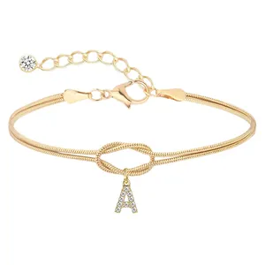 Elegantes goldenes Schlangenknochen-Armband mit Zirkonia-Buchstabe A Anhänger Knoten.
