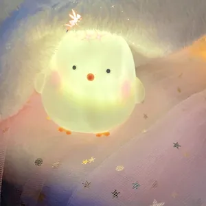 Linda luz nocturna LED con forma de pollito que ofrece un brillo cálido para el dormitorio