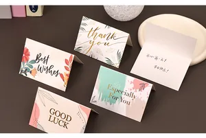 Détail des cartes de vœux créatives en feuille d'or avec divers motifs floraux