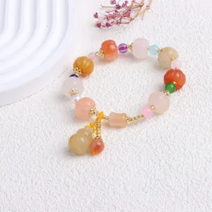 Handgefertigtes Ethno-Armband mit bunten Jade-Kürbisperlen und einem Gourd-Anhänger