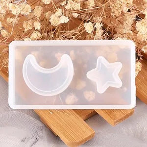 Primer plano de formas de estrella y luna en un molde de silicona para resina DIY.