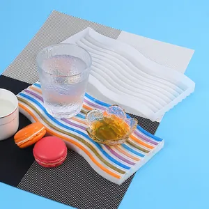 Dettaglio dello stampo in silicone ondulato e del vassoio in resina arcobaleno