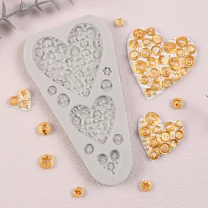Vista macro dettagliata di uno stampo in silicone a cuore con motivi a bottone per l'artigianato