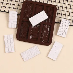 Vista dettagliata dello stampo in silicone per cioccolato con motivi geometrici e "LOVE".