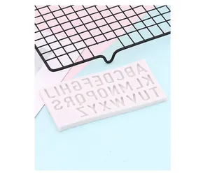 Dettaglio di lettere maiuscole in uno stampo in silicone per dolci e fondente