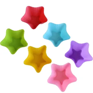 Vista dall'alto di sei vivaci stampi in silicone a forma di stella in vari colori